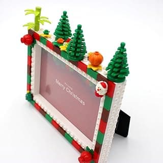 Porta-retrato de Natal DIY de 15 cm construído com peças de Lego, decorado com pinheiros e árvores, fundo branco.