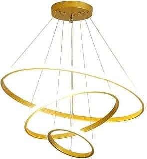 Luminária LED pendente com três anéis dourados, iluminação branca, design circular, acabamento de alta qualidade.