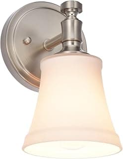 Arandela de parede níquel escovado com cúpula de vidro opaco, iluminação suave.