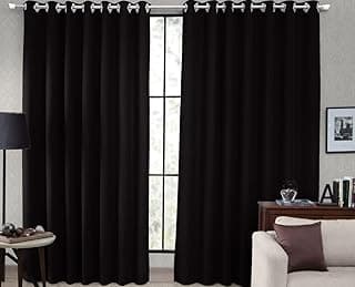 Cortina blackout preta em sala de estar com móveis e decoração.