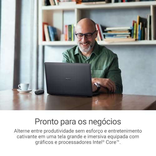 Homem sorridente usando notebook Dell Inspiron 16 FHD+ Intel Core 5 16GB 1TB SSD Preto.