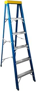 Escada de fibra de vidro com 5 degraus e um patamar, azul e amarela, contra fundo branco