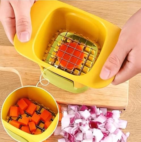 Cortador multifuncional de aço inoxidável para cortar em cubos, mostrando corte de cenoura e cebola em fundo de madeira.