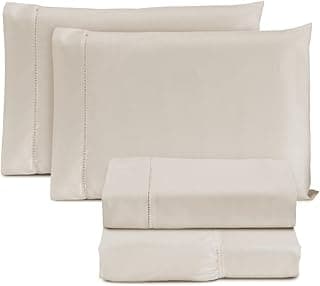 Conjunto de jogo de cama casal em tom palha com quatro peças, fronhas e lençóis com costura fina.