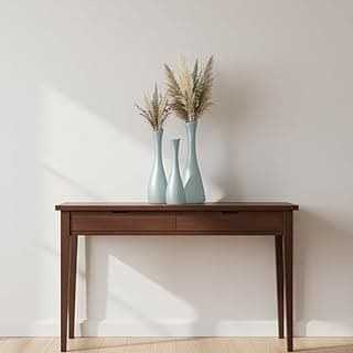 Trio de vasos decorativos cinza em console de madeira com fundo branco