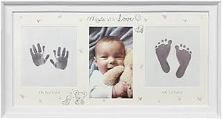 Porta retrato branco com impressões de mãos e pés de bebê, bebê segurando ursinho, bordas decorativas, frase 'Made With Love'