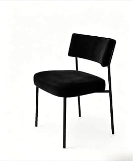 Poltrona preta de veludo com base de ferro industrial para sala de estar