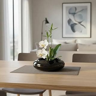 Vaso cachepot preto de cerâmica esmaltada com design Ikebana, flor branca, mesa de jantar, interior de sala de estar.