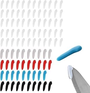 Protetores de ponta de faca transparentes, azuis, vermelhos, amarelos, verdes e pretos em uma grade, com um protetor azul sendo aplicado a uma lâmina de faca