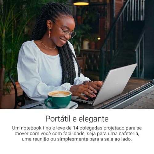 Mulher usando notebook Dell 14 polegadas prata em um café