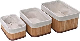 Tres cestos organizadores de bambu com tampas brancas em fundo branco