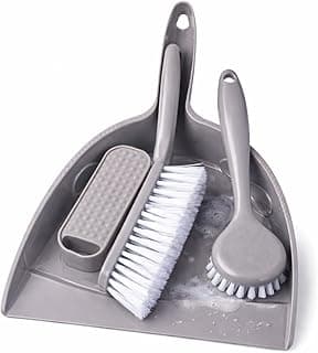 Kit de limpeza cinza com escova e espátula, fundo branco
