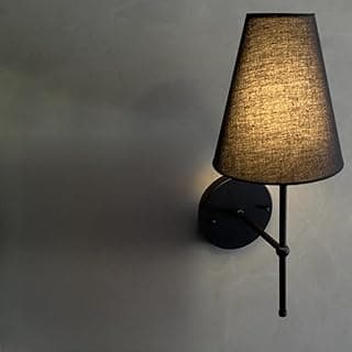 Luminária de parede preta com cúpula de algodão bege, iluminação direcionada para cima.