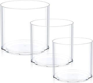 Quatro vasos transparentes de cilindro de plástico empilhados verticalmente
