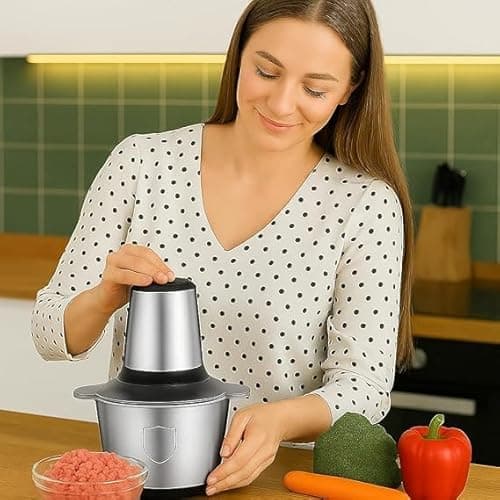 Mulher usando processador de alimentos elétrico profissional 3L 220V em aço inox na cozinha