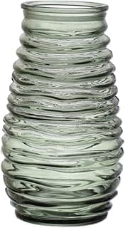 Vaso de vidro verde com design em espiral, fundo branco