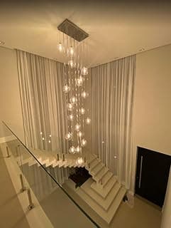 Lustre pendente com 21 esferas de vidro transparente de 20 cm em escadaria moderna