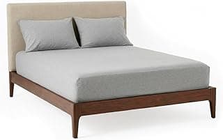 Cama de casal com lençol cinza-escuro e almofadas cinza