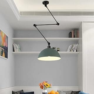 Luminária pendente moderna com braço longo ajustável, cúpula verde e luz clara, ideal para sala de estar.