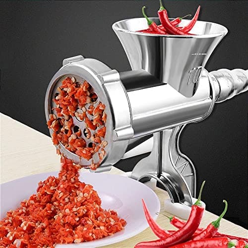 Máquina manual de moer carne em aço inoxidável com carne moída e pimentas vermelhas