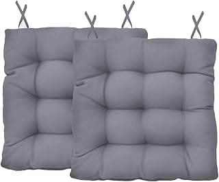 Almofadas cinza para cadeira com design de tufos, suspensas por ganchos de metal, em fundo branco.