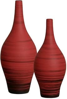 Dois vasos decorativos vermelhos em forma de garrafa com listras verticais, em fundo branco.