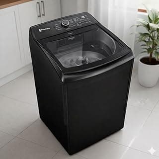 Máquina de lavar Electrolux 18kg, preta, em um ambiente limpo com armários de cozinha brancos.