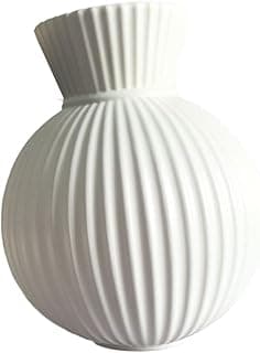 Vaso decorativo branco de cerâmica com estrias verticais, ideal para decoração.