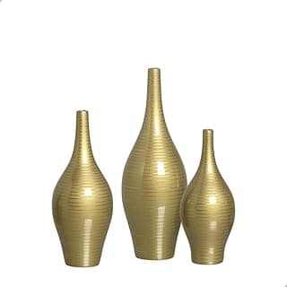 Trio de vasos dourados para decoração de sala, forma de tulipa, fundo branco, superfície brilhante e texturizada.