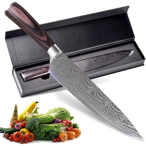 Faca de chef profissional em aço inoxidável com alto teor de carbono com cabo ergonômico de madeira, em uma caixa preta, com vegetais ao lado.