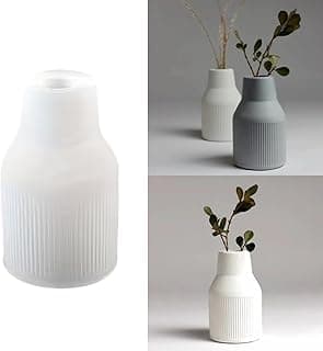 Vaso de silicone branco com listras caneladas e planta dentro, em fundo branco