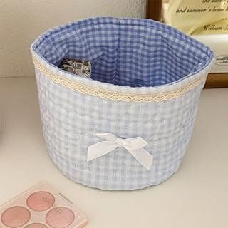 Organizador cilíndrico de mesa com estampa quadriculada azul e branco, fita branca no topo