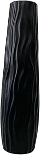 Vaso alto de chão preto com design ondulado, ideal para decoração de interiores.