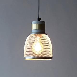 Luminária pendente de malha de concreto e metal com luz acesa