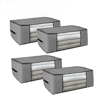 Kit de quatro caixas organizadoras cinza com tampas, preenchidas com roupas dobradas.