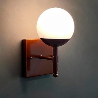 Luminária de parede quadrada cobre com globo fosco iluminada