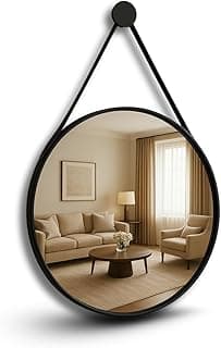 Espelho decorativo redondo suspenso com alça em couro ecológico, reflexo de sala com sofá e mesa de centro