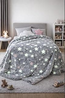 Manta infantil que brilha no escuro com estampa de estrelas cinza e branco