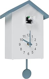 Relógio de parede cuco branco com detalhes azuis, forma de casa de pássaro, pêndulo cinza, mostrador preto, porta aberta, fundo branco.