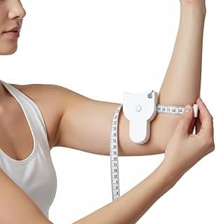 Mulher usando fita métrica retrátil branca para medir o braço