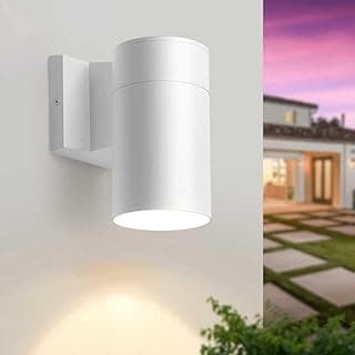 Arandela de parede externa moderna branca com iluminação acesa