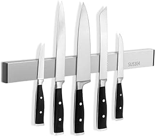 Suporte magnético para facas com seis facas de cozinha alinhadas