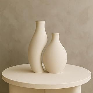Dois vasos decorativos brancos modernos em um pedestal circular