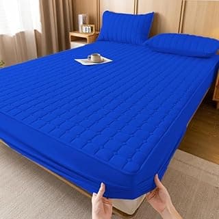 Capa de colchão impermeável azul matelado com elástico ao redor em uma cama de solteiro.