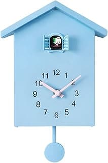 Relógio de parede em forma de casa azul com pendulo rosa e números de 1 a 12