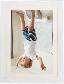 Porta-retratos digital branco com reflexo de criança fazendo acrobacias
