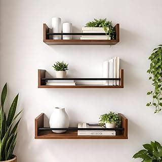 Kit 3 prateleiras de parede flutuantes em 'U', MDF marrom, com livros e plantas.