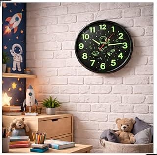 Relógio de Parede Infantil Astronauta Brilha no Escuro 29cm Preto com Detalhes Verdes