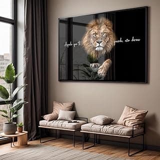 Quadro decorativo com leão, moldura preta e vidro acrílico, frase 'Aquele que te guarda'.