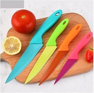 Conjunto de facas de cozinha coloridas com cabos ergonômicos em um corte de madeira